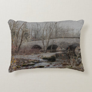 Stone Arch Bridge im Winter - Happy Holidays Zierkissen