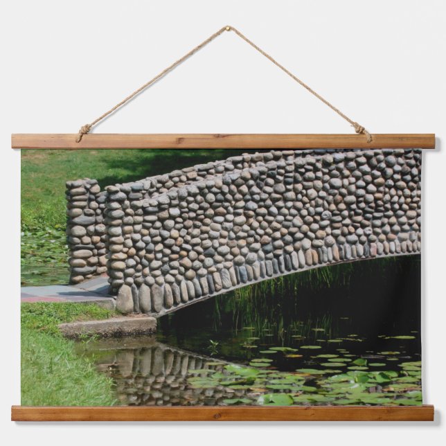 Stone Bridge Lilypads Nature Wandteppich Mit Holzrahmen (Vorne)