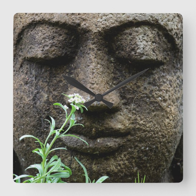 Stone Garden Statue with flower Quadratische Wanduhr (Vorderseite)