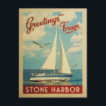 Stone Harbour Sailboat Vintage Travel New Jersey Postkarte<br><div class="desc">Dieses Greetings From Stone Harbour New Jersey Vintage nautical design bietet ein Boot,  das auf dem Wasser mit Möwen segelt und einen blauen Himmel gefüllt mit herrlichen puffweißen Wolken.</div>