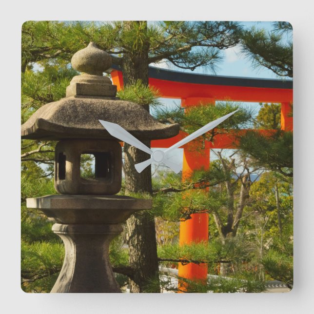Stone Lantern and Torii Gate Quadratische Wanduhr (Vorderseite)