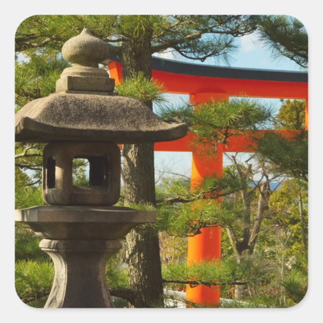 Stone Lantern and Torii Gate Quadratischer Aufkleber (Vorderseite)