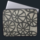 Stone - Räder Laptopschutzhülle<br><div class="desc">Stone IV von Chariklia Zarris. Muster mit sich wiederholenden radähnlichen Formen.</div>