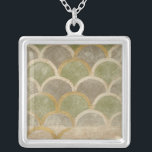 Stone Tile Design von Chariklia Zarris Versilberte Kette<br><div class="desc">Was wie ein Gemälde Ihrer Lieblings-Kopfsteinpflaster-Straße aussieht, ist wirklich ein Steinfliesen-Design von Chariklia Zarris erstellt. Die gedämpften Erdtöne des Steinfliesendesigns bitten Sie, sie anzustarren und die Geheimnisse der Welt zu betrachten. Oder zumindest bitten sie die Person, für die Sie das kaufen, um darüber nachzudenken, wie gut Sie von einem Geschenkgeber...</div>