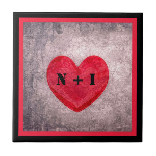 Stonealkes Herz in Karierter Schwarz-Rot-Monogramm Fliese