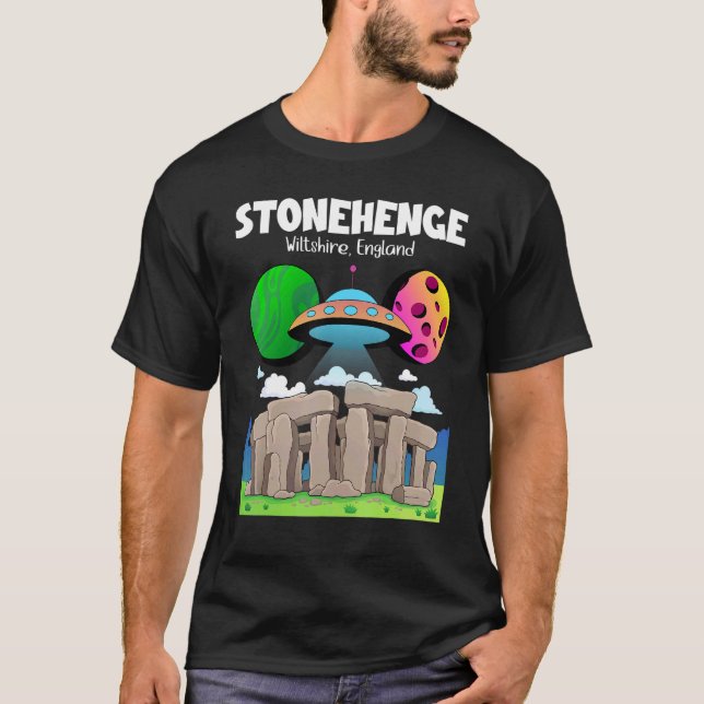 Stonehenge England Souvenir Flying Saucer im Park T-Shirt (Vorderseite)