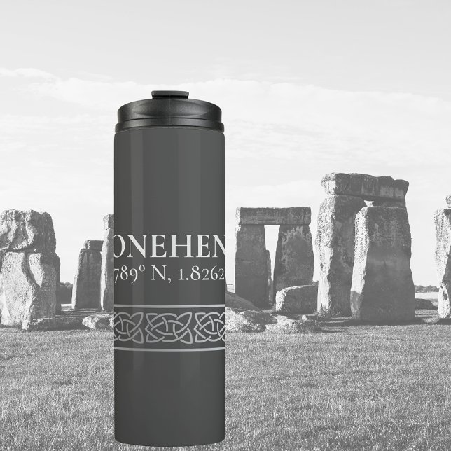 Stonehenge Latitude Longitude Dark Thermosbecher (Von Creator hochgeladen)