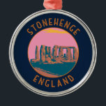Stonehenge Retro Distressed Circle Ornament Aus Metall<br><div class="desc">Stonehenge Vektorgrafik. Es besteht aus einem äußeren Ring aus senkrechten,  stehenden,  ca. 3 m hohen,  2 m breiten und ca. 25 t schweren Sarkensteinen,  überragt durch den Anschluss waagerechter Kegelsteine.</div>