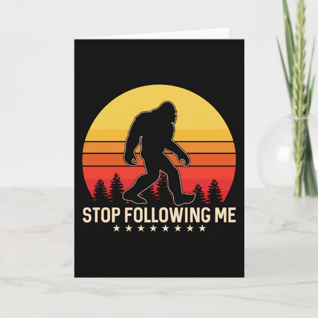 Stop Following Me | Bigfoot Retro Design Karte (Vorderseite)