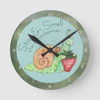 Stoppen und riechen Sie die Erdbeeren-Schnecke Runde Wanduhr