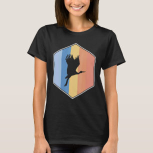 Storch mit Retrofarben in einem Hexagon T-Shirt