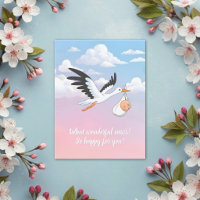 Storch trägt Baby bei bewölktem Himmel
