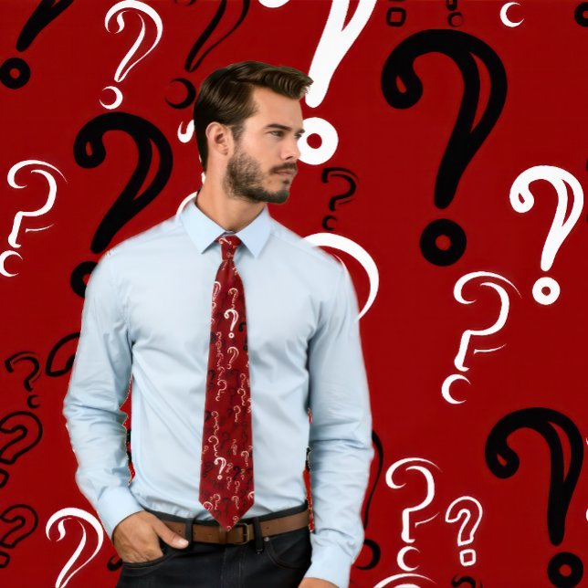 Störende Fragezeichen Krawatte: Weiß, Schwarz, Mar Krawatte (Man wears a necktie with a distressed pattern of black and white question marks on maroon.)