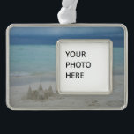 Stormy Sandcastle Beach Landscape Foto Rahmen-Ornament Silber<br><div class="desc">Etwas Anderes - ein Bild eines Sandschlosses (das übrigens von mir gemacht wurde), das von einem drohenden Sturm zerstört werden soll. Es ist etwas dunkler als sonst, aber interessant - hoffen Sie genießen. Karo in unserem Laden für mehr Strand-Fotos. Dieses Bild ist auch als Widescreen-Wallpaper "Stormy Sandcastle" auf www.mlewallpapers.com zu...</div>