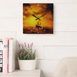 Stormy Sea Sunset Nature Vintag Art Office Deco Quadratische Wanduhr<br><div class="desc">Maßgeschneiderte, personalisierte, naturkundige / Vintage Kunstliebhaber der höchsten Qualität Grade-A Acrylwand, mit einem faszinierenden Vintagen Öl auf Leinwand Malerei, von Marcus Larson, mit einem Schiff inmitten eines stürmischen Meeres mit Möwen schwebend über und einem strahlenden Sonnenuntergang inmitten von stürmischen Wolken im Hintergrund. Die Uhr zeigt Text in eleganten Imitaten goldtypografisches...</div>