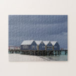 Stormy Weather in Busselton Jetty Pier Puzzle<br><div class="desc">Eine Reihe von Gebäude aus blauem Holz an einem Steg erstreckt sich in ein ruhiges,  türkisfarbenes Wasser unter einem dramatischen,  bewölkten Himmel. Der Sandstrand im Vordergrund bildet einen Kontrast zu den dunklen,  stürmischen Wolken oben.</div>