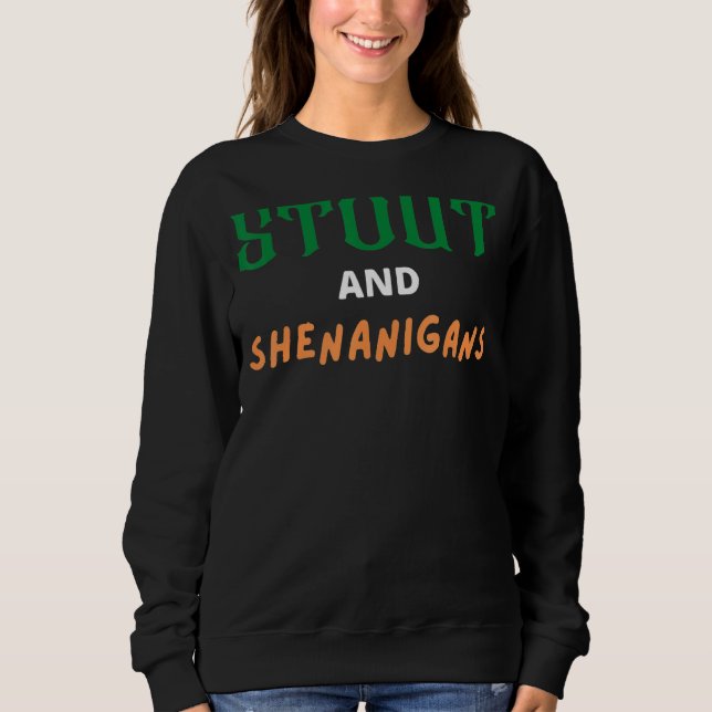 Stout and Shenanigans Funny St Patrick's Day Irish Sweatshirt (Vorderseite)