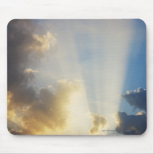 Strahlen des Lichtes glänzend durch die Wolken Mousepad