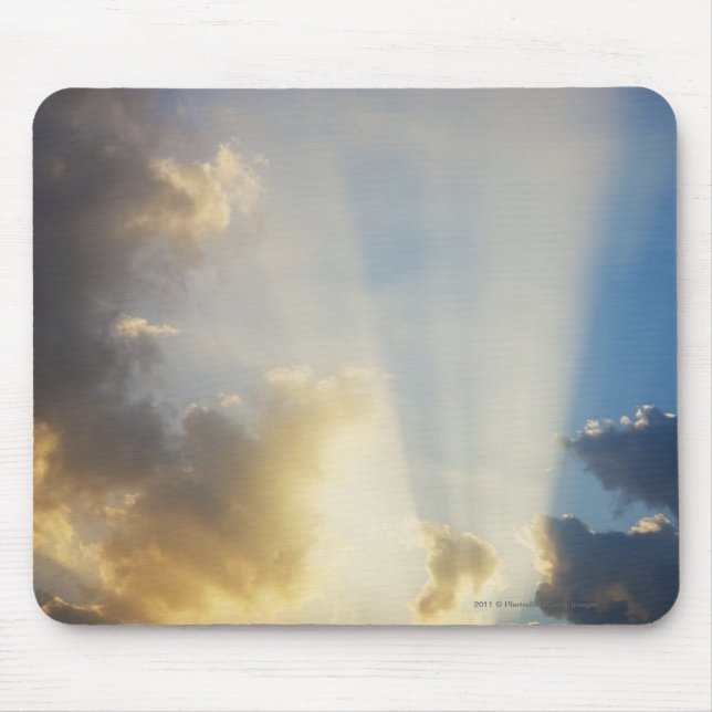 Strahlen des Lichtes glänzend durch die Wolken Mousepad (Vorne)