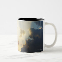 Strahlen des Lichtes glänzend durch die Wolken