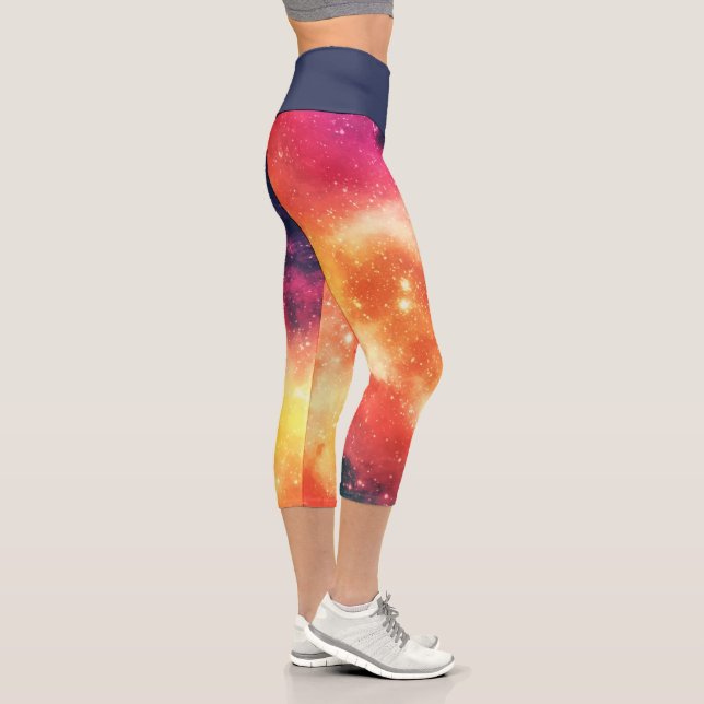 Strahlender kosmischer Nebel Capri Leggings (Rechts)