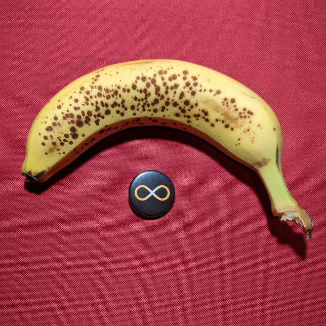 Strahlendes Gold Autism Awareness Unendlicher Knot Button (Small button with banana for scale.)