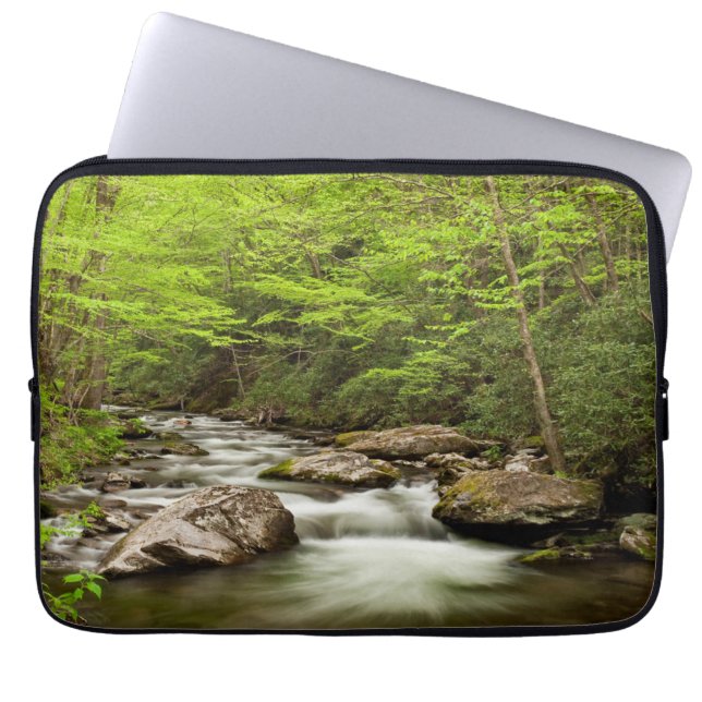 Straight Gabel fließt durch den Wald Laptopschutzhülle (Vorderseite)