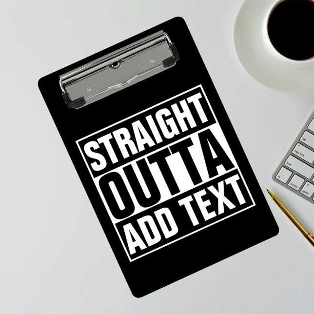 STRAIGHT OUTTA - Fügen Sie Ihren Text hier hinzu/e Klemmbrett (Von Creator hochgeladen)