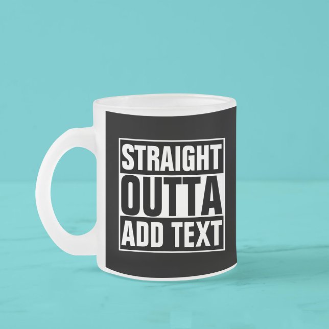 STRAIGHT OUTTA - Fügen Sie Ihren Text hier hinzu/e Mattglastasse (Von Creator hochgeladen)