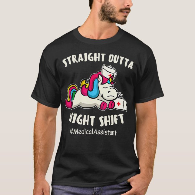 Straight Outta Night Shift Medical Assistant Unico T-Shirt (Vorderseite)
