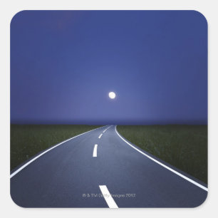 Straight Road bei Nacht Quadratischer Aufkleber