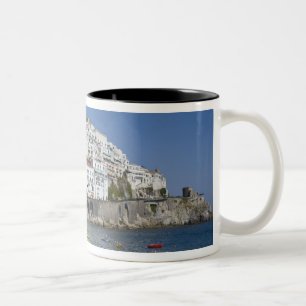 Strand bei Amalfi, Kampanien, Italien Zweifarbige Tasse