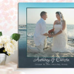 Strand Hintergrund Gerahmte Hochzeit Foto Plaque Fotoplatte<br><div class="desc">Stehende Foto-Rahmenplakette, die bis zum Ende gemacht ist. Das blaue Meer und der Himmel bilden den Hintergrund, um ein großes Foto von einem Paar an ihrem Hochzeitstag zu rahmen. Unter dem Bild werden Namen in elegantem, wirbelndem Skript hinzugefügt. Eine andere Zeile gedruckten Textes kann Datum und Ort der Zeremonie enthalten....</div>
