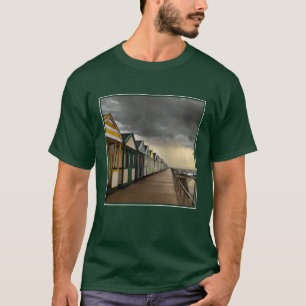 Strand-Hütten in einem Sommer-Sturm Southwold T-Shirt