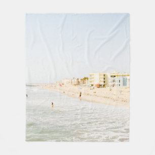 STRAND IN DER NÄHE EINES GEBÄUDES AM TAG FLEECEDECKE