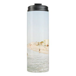 STRAND IN DER NÄHE EINES GEBÄUDES AM TAGE THERMOSBECHER
