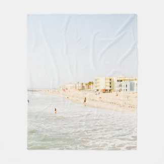 STRAND IN DER NÄHE VON GEBÄUDE AM TAG FLEECEDECKE