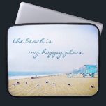 Strand ist mein glücklicher Ort Script California  Laptopschutzhülle<br><div class="desc">"Der Strand ist mein glücklicher Ort." Entspannen Sie sich, atmen und erkunden Sie die Einsamkeit eines leeren kalifornischen Strandes mit diesem atemberaubenden, pastellfarbenen Fotoapparat neopren Laptop Ärmel. Dieser Laptop-Ärmel ist in drei Größen erhältlich: 15 Zoll, 13 Zoll und 10 Zoll. Ein tolles Geschenk für jemanden, der etwas Besonderes ist! Sie...</div>
