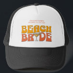 Strand Junggeselinnen-Abschied Groovy Bride's Beac Truckerkappe<br><div class="desc">Lassen Sie sich mit diesem atemberaubenden Junggeselinnen-Abschied personalisierte Produkte in Ihrem Junggeselinnen-Abschied verwöhnen. Ob Sie einen Badeurlaub, einen Mädchenurlaub oder einen Junggeselinnen-Abschied der besten Freunde feiern, diese maßgeschneiderte Strandartikel sind die perfekte Ergänzung zu Ihrem unvergesslichen Aufenthalt. Fügen Sie Ihrem Junggeselinnen-Abschied-Souvenir eine persönliche Touch mit benutzerdefinierten Textoptionen hinzu. Stellen Sie sich...</div>