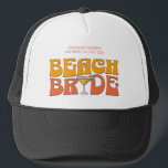 Strand Junggeselinnen-Abschied Groovy Bride's Beac Truckerkappe<br><div class="desc">Lassen Sie sich mit diesem atemberaubenden Junggeselinnen-Abschied personalisierte Produkte in Ihrem Junggeselinnen-Abschied verwöhnen. Ob Sie einen Badeurlaub, einen Mädchenurlaub oder einen Junggeselinnen-Abschied der besten Freunde feiern, diese maßgeschneiderte Strandartikel sind die perfekte Ergänzung zu Ihrem unvergesslichen Aufenthalt. Fügen Sie Ihrem Junggeselinnen-Abschied-Souvenir eine persönliche Touch mit benutzerdefinierten Textoptionen hinzu. Stellen Sie sich...</div>