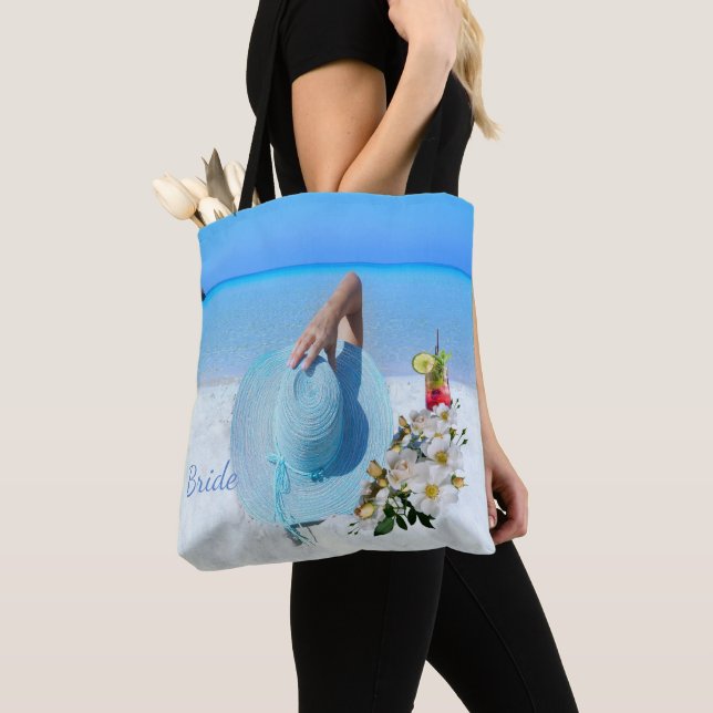 Strand mit Bouquet und Drink (Text) (Von Nahem)