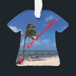 Strand mit Coconut Palm Ornament<br><div class="desc">Die farbenfrohe Jahreszeit auf diesem Holiday Ornament ist ein Originalfoto von ZoeSPEAK eines Strandes in Key West, Florida. Der Himmel ist tief blau mit puffigen weißen Wolken. Die Sonne scheint auf dem warmen, gelben Sand und ein Steg erstreckt sich entlang des Horizonts des blauen Wassers des Ozeans. Eine einsame Kokospalme...</div>