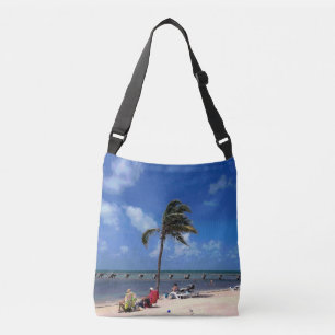 Strand mit Coconut Palm Tragetaschen Mit Langen Trägern
