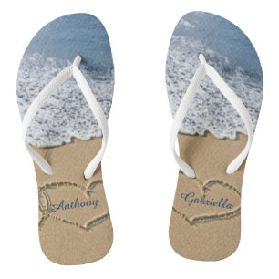 Strand mit Herzen im personalisierten Sand drehen Flip Flops