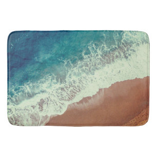 Strand mit Meerwasser und Badestrand im Sommer Badematte