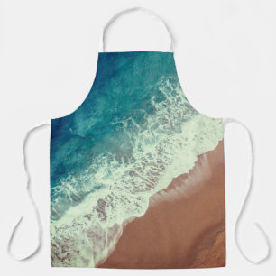 Strand mit Meerwasser und Badestrand im Sommer Schürze