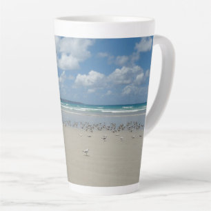 Strand mit Seaguls Milchtasse