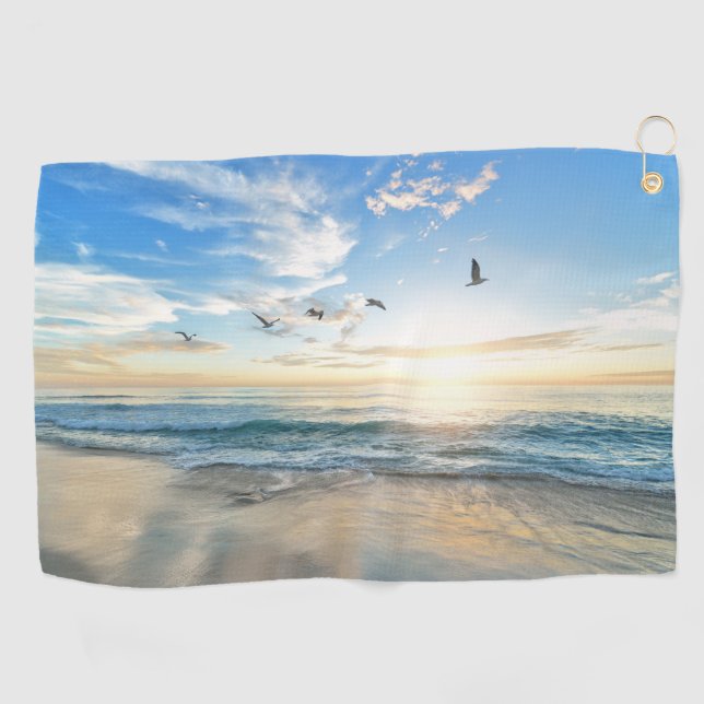 Strand mit Vögeln, die über das Wasser fliegen Han Golfhandtuch (Horizontal)