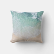 Strand mit weißem und grünem Lace Sand und Meer