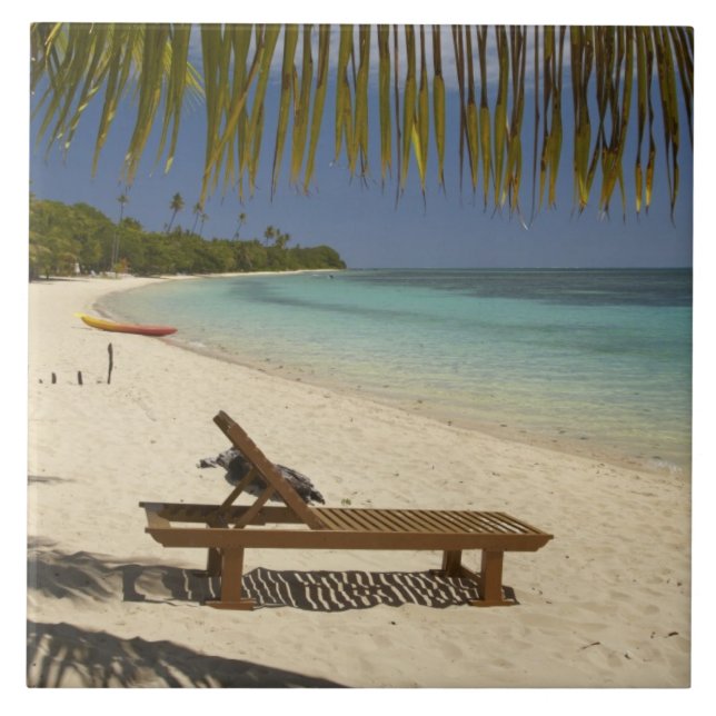 Strand, Palmen und Liegestühle Fliese (Vorderseite)